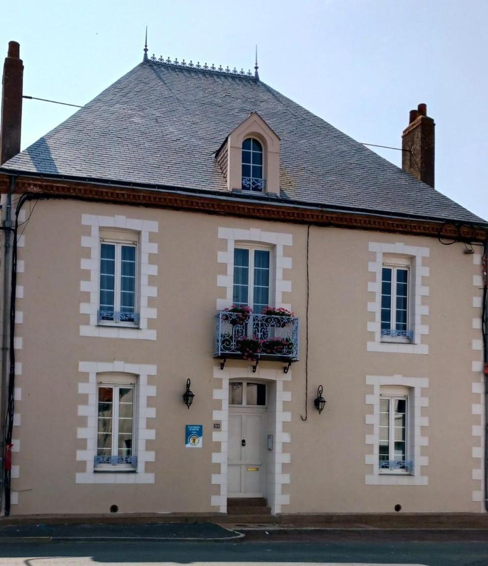 Hotel Le Griffon 1855 Saint-Laurent-Des-Autels Exterior foto